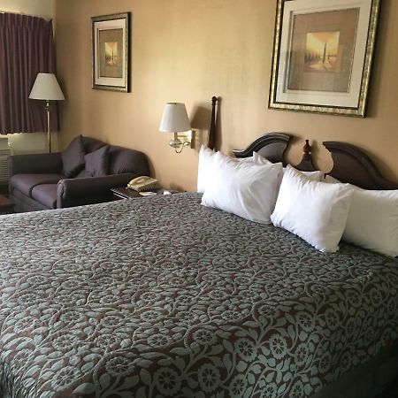 Days Inn By Wyndham פיקאיון מראה חיצוני תמונה