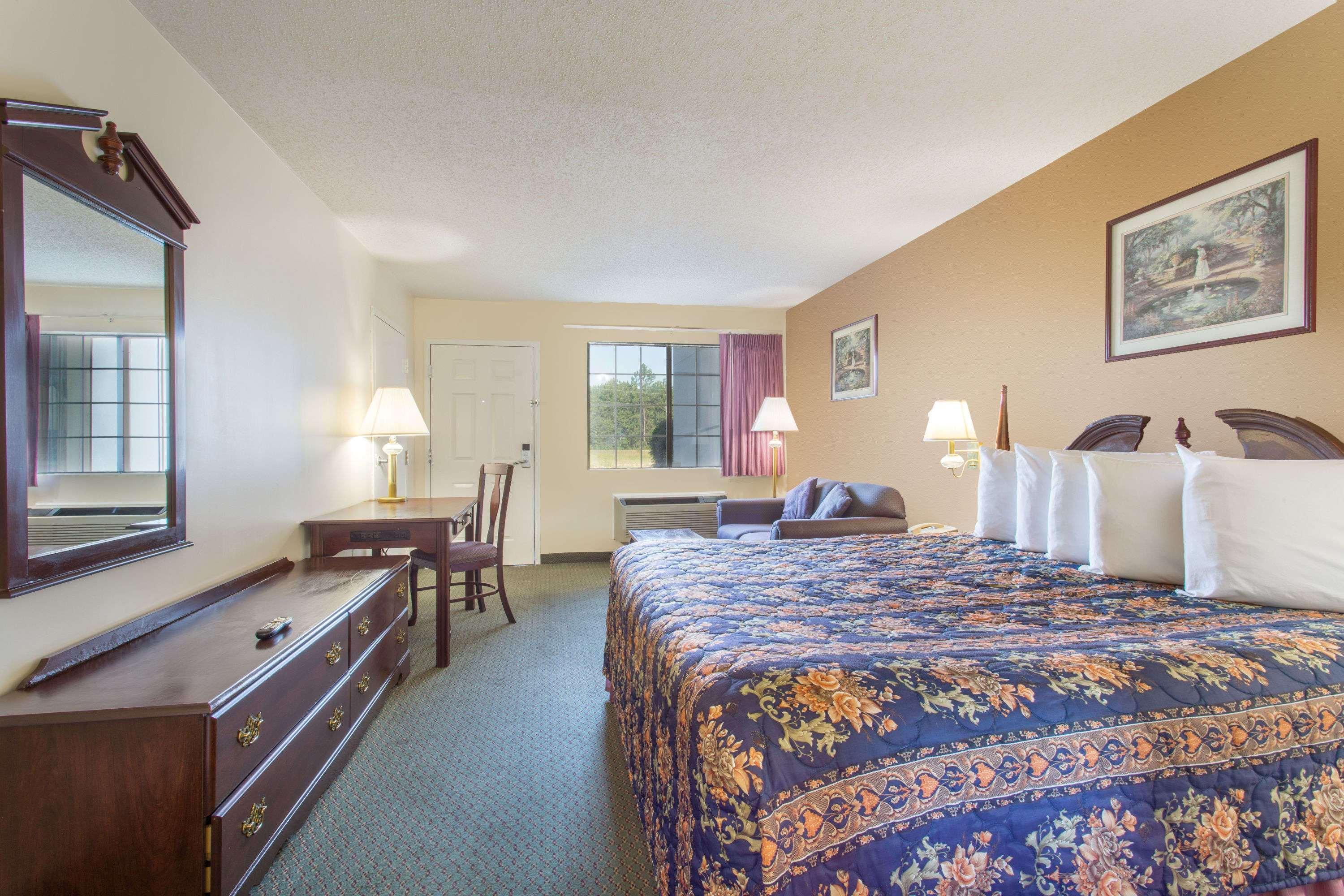 Days Inn By Wyndham פיקאיון מראה חיצוני תמונה