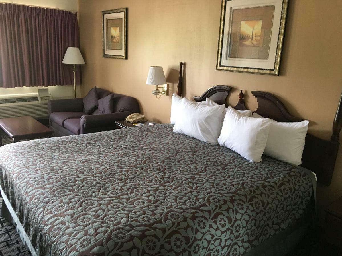 Days Inn By Wyndham פיקאיון מראה חיצוני תמונה
