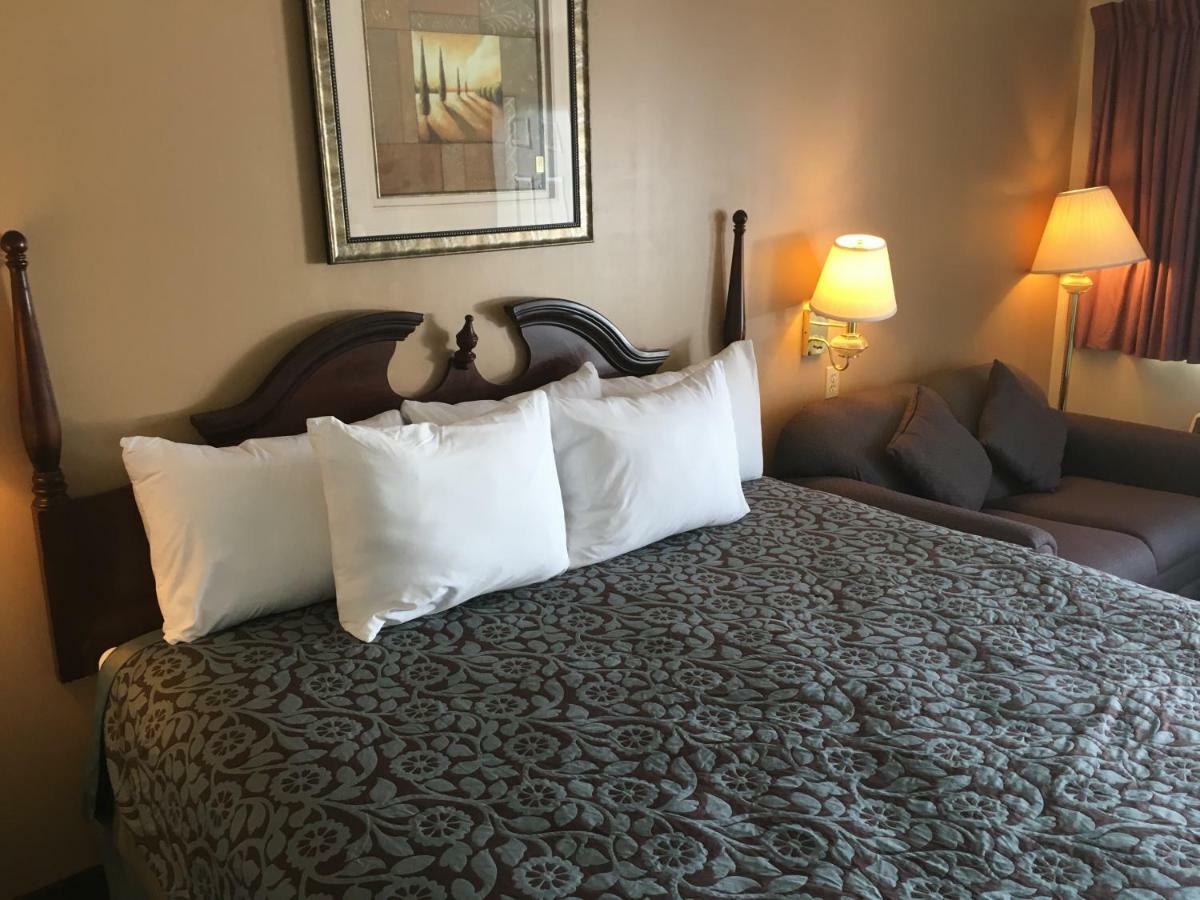 Days Inn By Wyndham פיקאיון מראה חיצוני תמונה