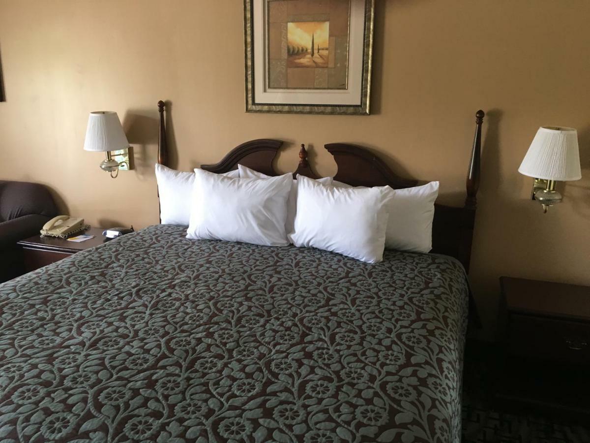 Days Inn By Wyndham פיקאיון מראה חיצוני תמונה