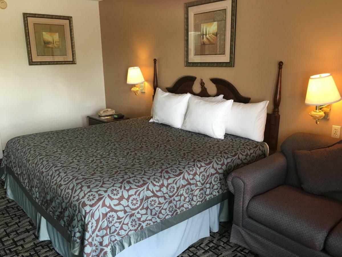 Days Inn By Wyndham פיקאיון מראה חיצוני תמונה